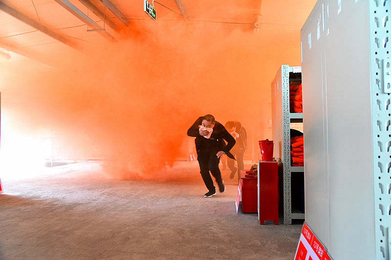 现场职工发现火情,被困现场