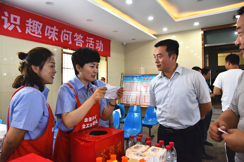 矿长林卫国现场答题