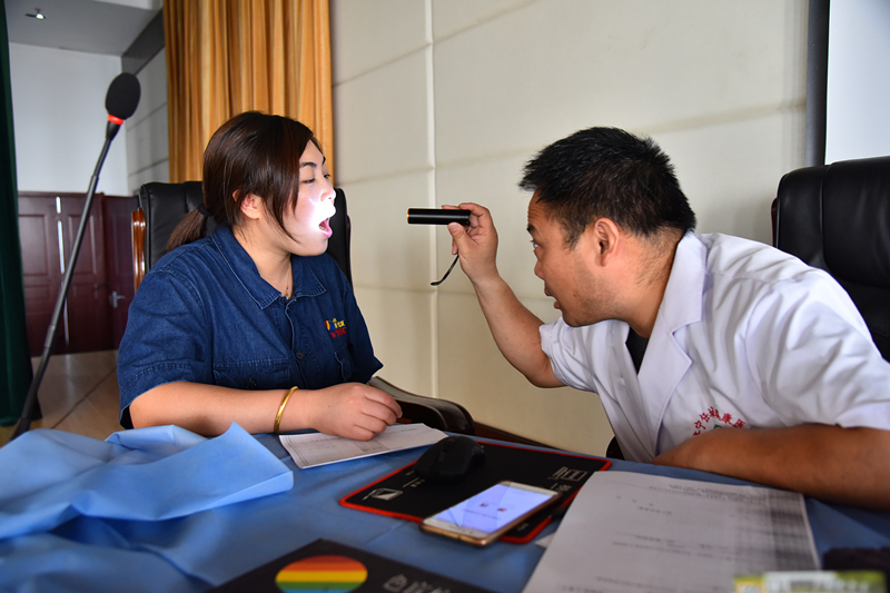 职工进行耳鼻喉检查