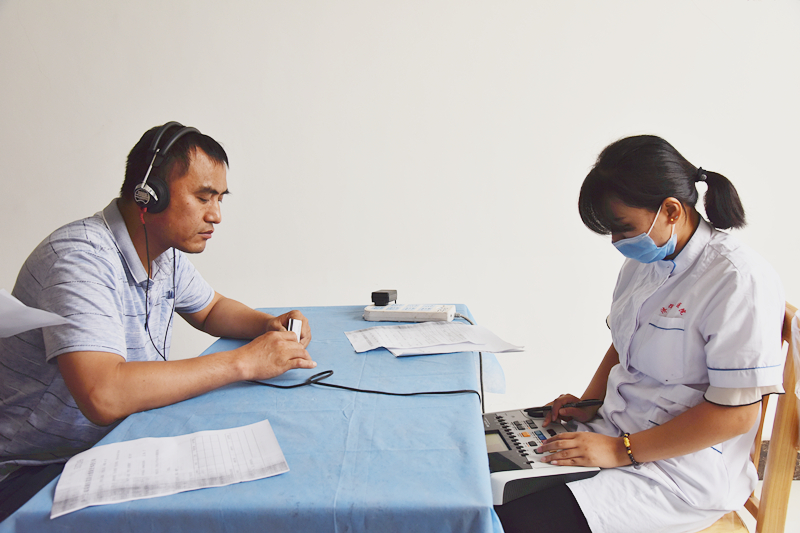 职工进行听力检查