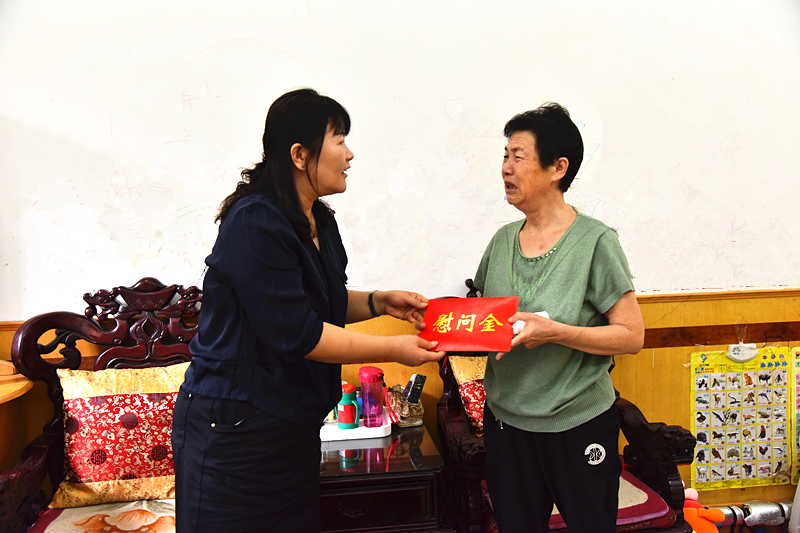 矿方代表将救助金送到大病职工家属手中