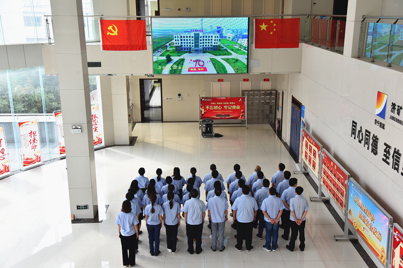 活动现场人员齐唱赞歌歌颂祖国