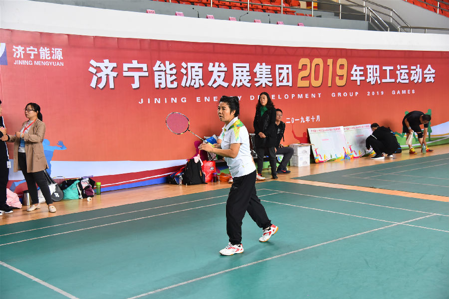 女子单人羽毛球冠军化明娇