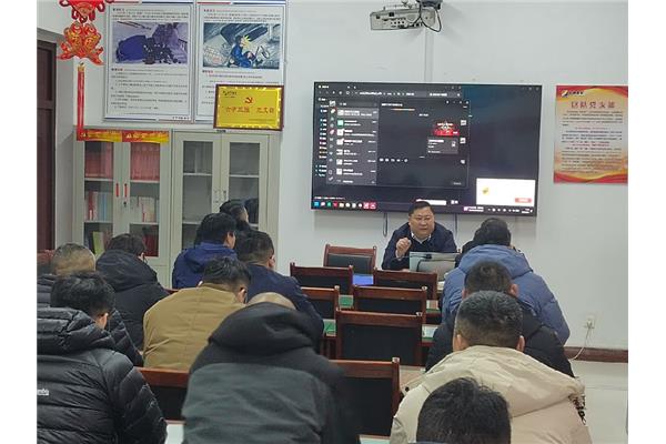 徐兴奎参加运输工区班前会